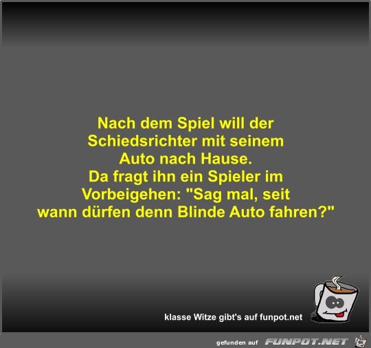 Nach dem Spiel will der Schiedsrichter mit seinem Auto nach