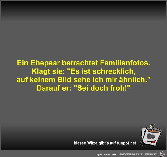 Ein Ehepaar betrachtet Familienfotos