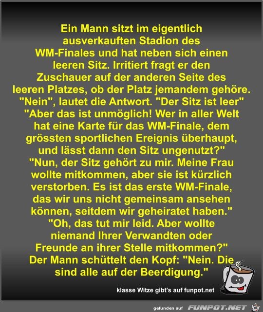 Ein Mann sitzt im eigentlich ausverkauften Stadion des...