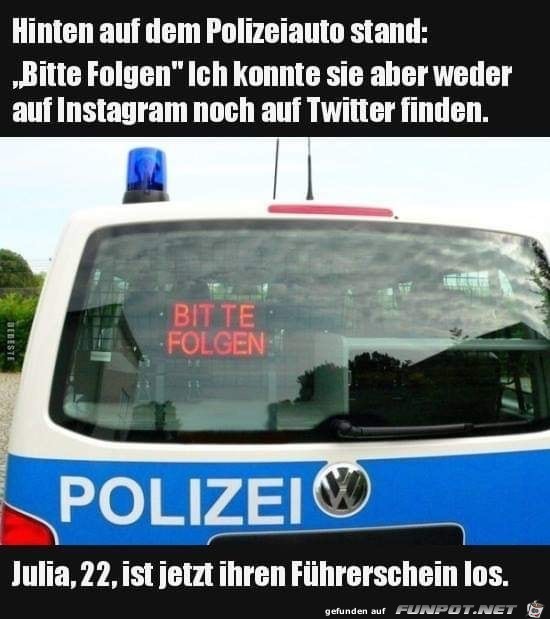 hinten auf dem Polizeiauto stand