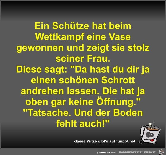 Ein Schütze hat beim Wettkampf eine Vase gewonnen und zeigt Ein Schütze hat beim Wettkampf eine Vase gewonnen und zeigt