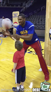 Dieser Harlem Globetrotter hilft diesem Kind sein Ziel zu er Dieser Harlem Globetrotter hilft diesem Kind sein Ziel zu er