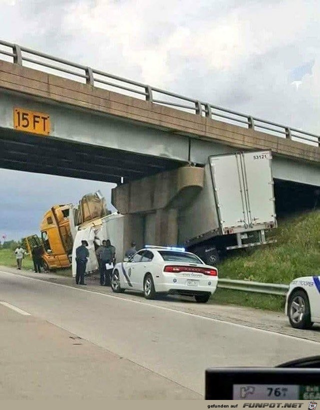 Ein Unfall unter einer Brücke Ein Unfall unter einer Brücke