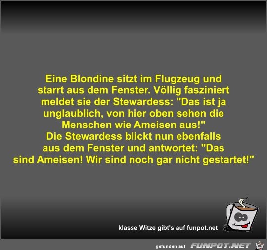 Eine Blondine sitzt im Flugzeug und starrt aus dem Fenster Eine Blondine sitzt im Flugzeug und starrt aus dem Fenster
