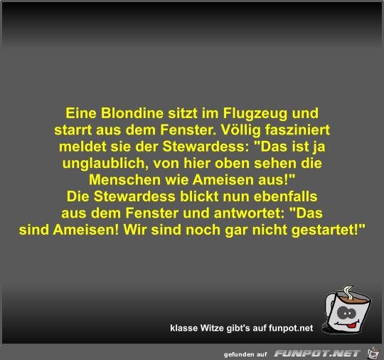 Eine Blondine sitzt im Flugzeug und starrt aus dem Fenster