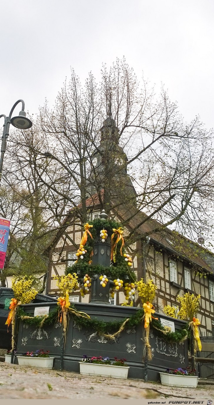 Marktplatz-mit-Osterbrunnen