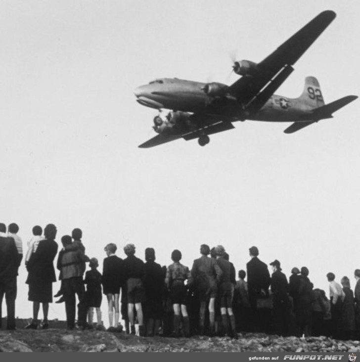 Rosinenbomber ueber Berlin Rosinenbomber ueber Berlin