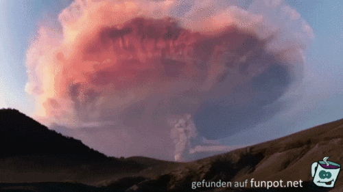 Vulkanausbruch mit Gewitter
