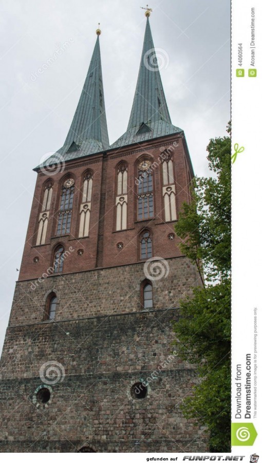 tuerme-von-nikolaikirche-die-aelteste-kirche-berlin