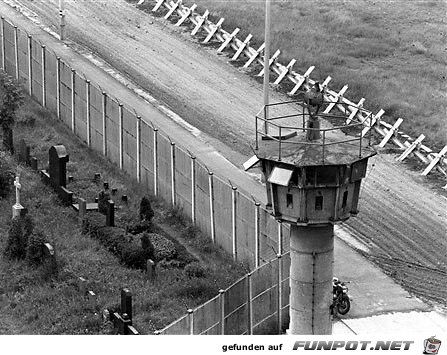 DDR Wachturm mit Todesstreifen DDR Wachturm mit Todesstreifen