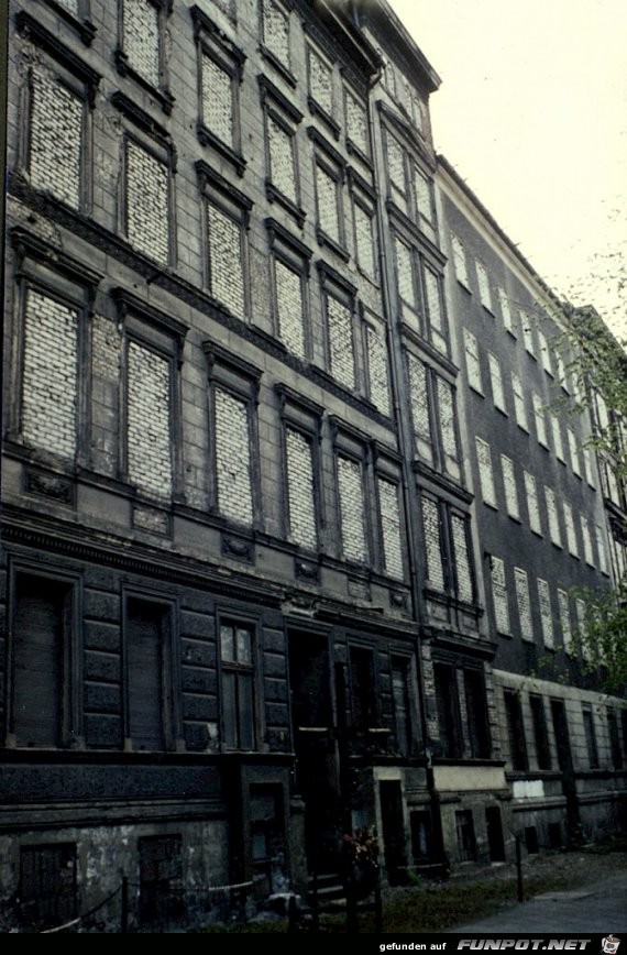 Vermauerte Fenster in der Bernauer Strasse Vermauerte Fenster in der Bernauer Strasse