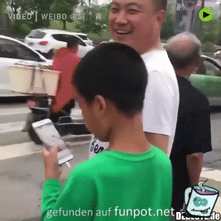 Dieses Kind hat mit dem Handy gespielt Dieses Kind hat mit dem Handy gespielt