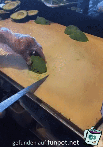 So schneidet man eine Avocado