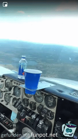 Wasser eingieen im Flugzeug