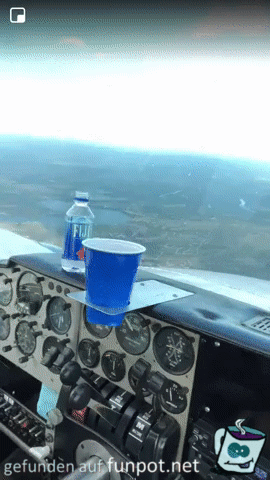 Wasser eingießen im Flugzeug Wasser eingießen im Flugzeug