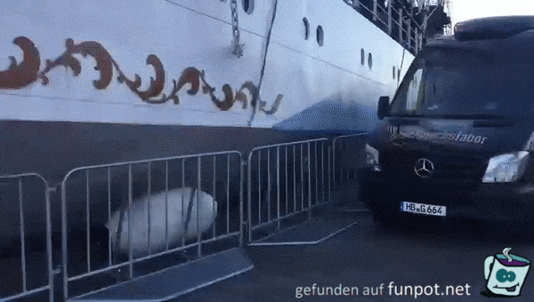 Nicht zu dicht an der Kaimauer im Hafen parken Nicht zu dicht an der Kaimauer im Hafen parken