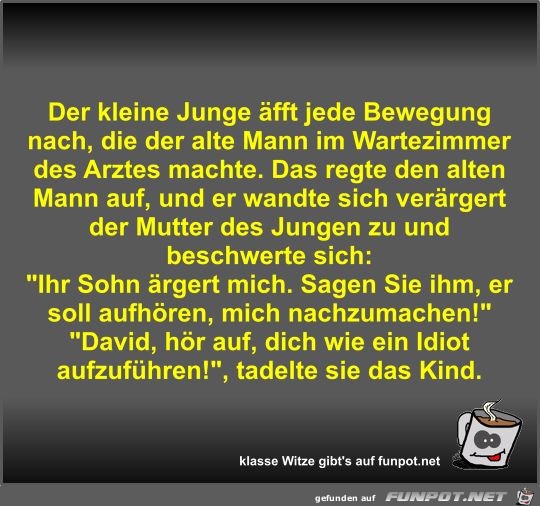 Der kleine Junge äfft jede Bewegung nach Der kleine Junge äfft jede Bewegung nach