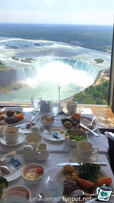 Restaurant mit Blick auf Wasserfall
