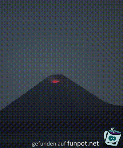 Vulkan spuckt Lava aus Vulkan spuckt Lava aus