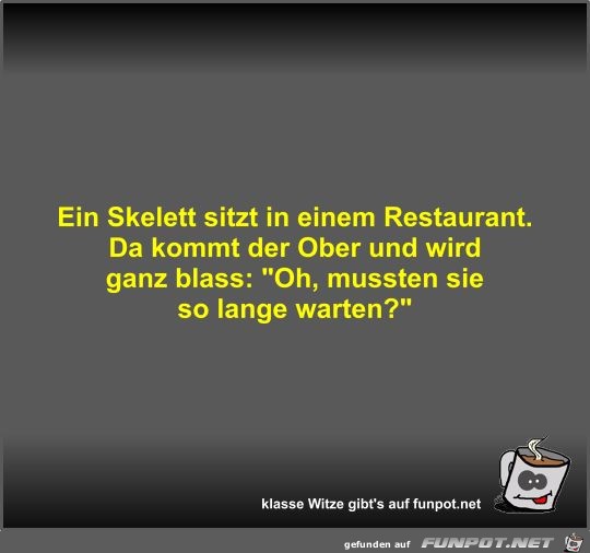 Ein Skelett sitzt in einem Restaurant