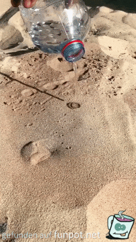 Wasser in heißen Sand giessen Wasser in heißen Sand giessen