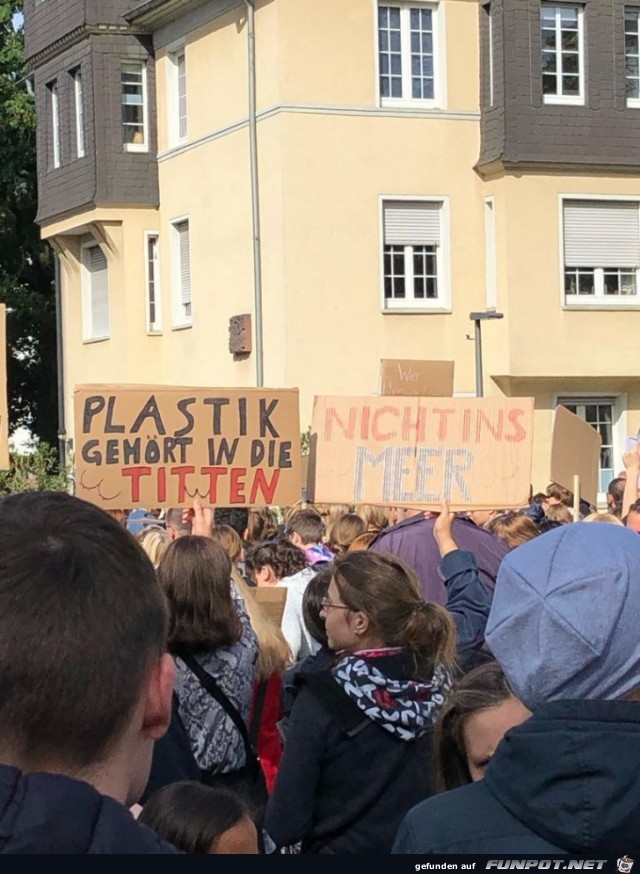 Plastik gehrt in die Titten