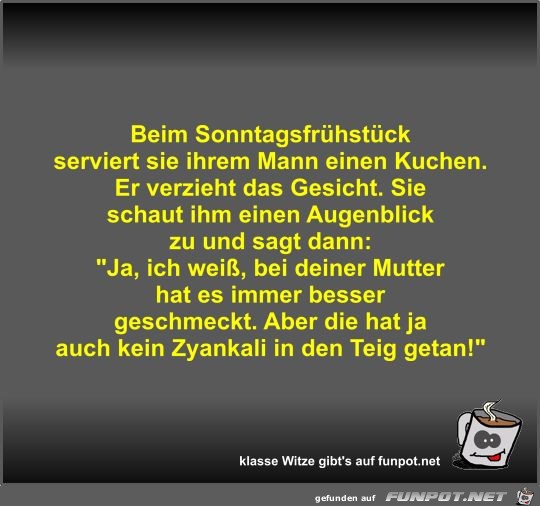 Beim Sonntagsfrühstück serviert sie ihrem Mann einen Kuchen Beim Sonntagsfrühstück serviert sie ihrem Mann einen Kuchen