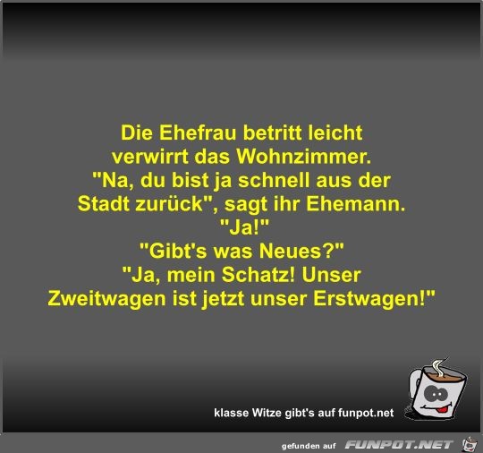 Die Ehefrau betritt leicht verwirrt das Wohnzimmer Die Ehefrau betritt leicht verwirrt das Wohnzimmer