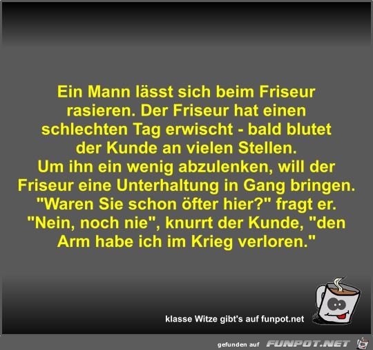 Ein Mann lässt sich beim Friseur rasieren Ein Mann lässt sich beim Friseur rasieren