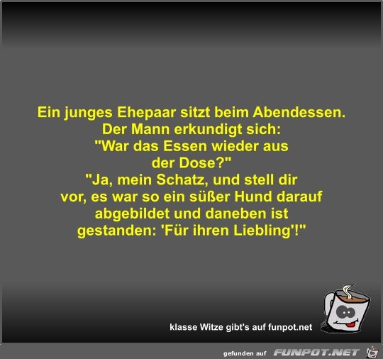 Ein junges Ehepaar sitzt beim Abendessen Ein junges Ehepaar sitzt beim Abendessen