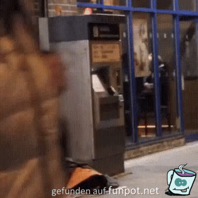 Obdachloser bekommt neue Kleidung Obdachloser bekommt neue Kleidung