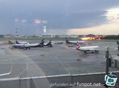 Flugzeug brennt vor Start Flugzeug brennt vor Start