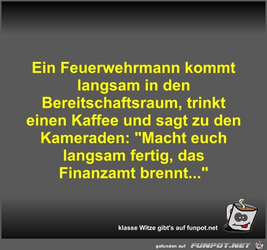 Ein Feuerwehrmann kommt langsam in den Bereitschaftsraum Ein Feuerwehrmann kommt langsam in den Bereitschaftsraum