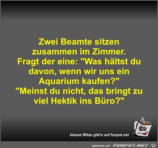 Zwei Beamte sitzen zusammen im Zimmer Zwei Beamte sitzen zusammen im Zimmer