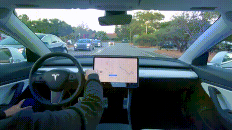 Tesla fhrt ohne, dass der Fahrer was tut