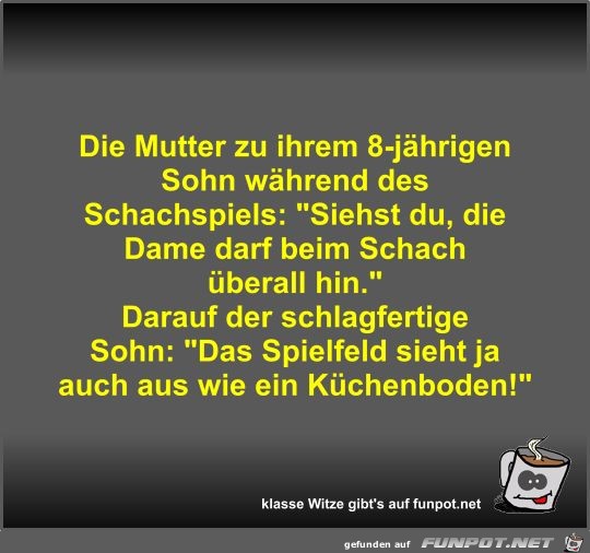 Die Mutter zu ihrem 8-jhrigen Sohn whrend des Schachspiels