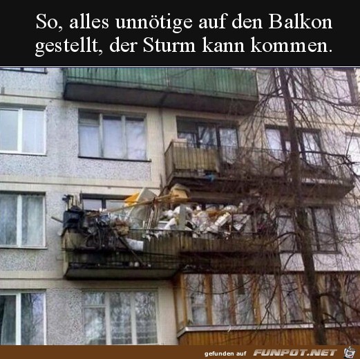 Alle unntigen Sachen stehen auf dem Balkon