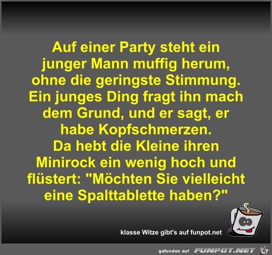 Auf einer Party steht ein junger Mann muffig herum Auf einer Party steht ein junger Mann muffig herum
