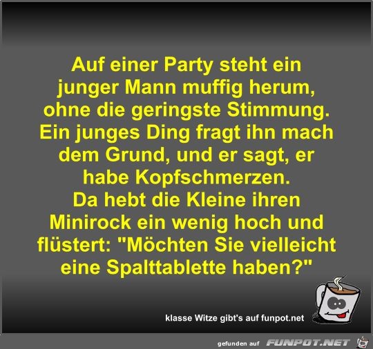 Auf einer Party steht ein junger Mann muffig herum