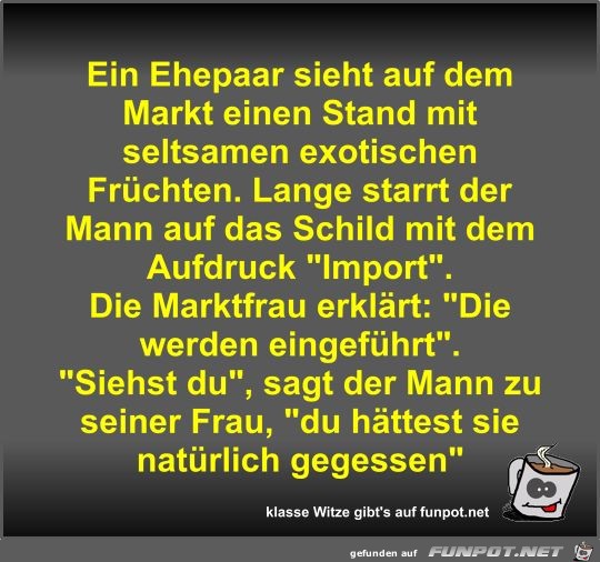 Ein Ehepaar sieht auf dem Markt einen Stand mit seltsamen...