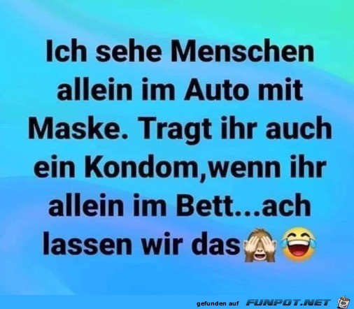 Menschen alleine im Auto mit Maske