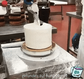 So wird die Creme um den Kuchen geschmiert