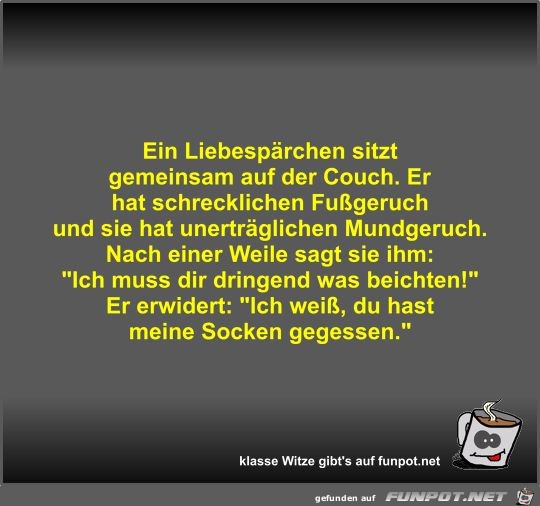 Ein Liebesprchen sitzt gemeinsam auf der Couch