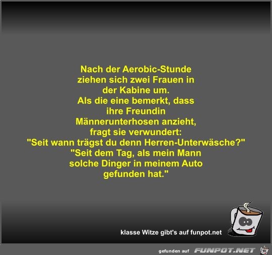 Nach der Aerobic-Stunde ziehen sich zwei Frauen in der...