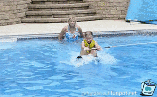 Hund springt auf Mdchen im Pool