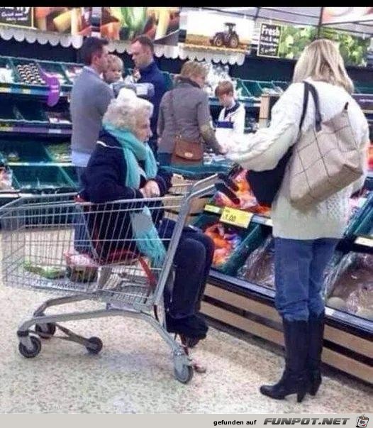 Mit Oma im Supermarkt