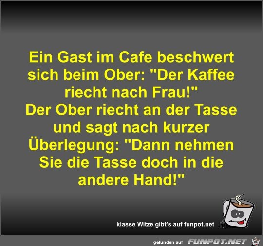 Ein Gast im Cafe beschwert sich beim Ober