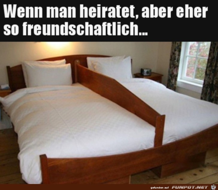 Bett mit Trennwand