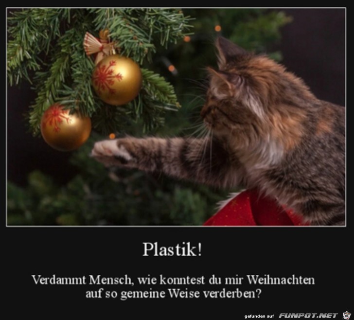 Plastikkugeln am Baum