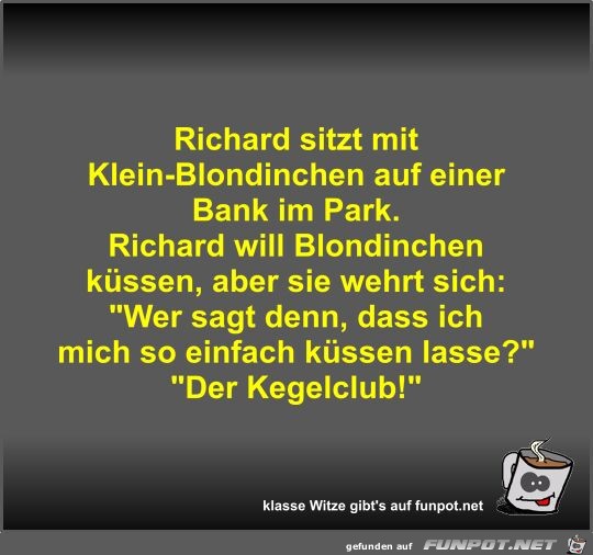 Richard sitzt mit Klein-Blondinchen auf einer Bank im Park